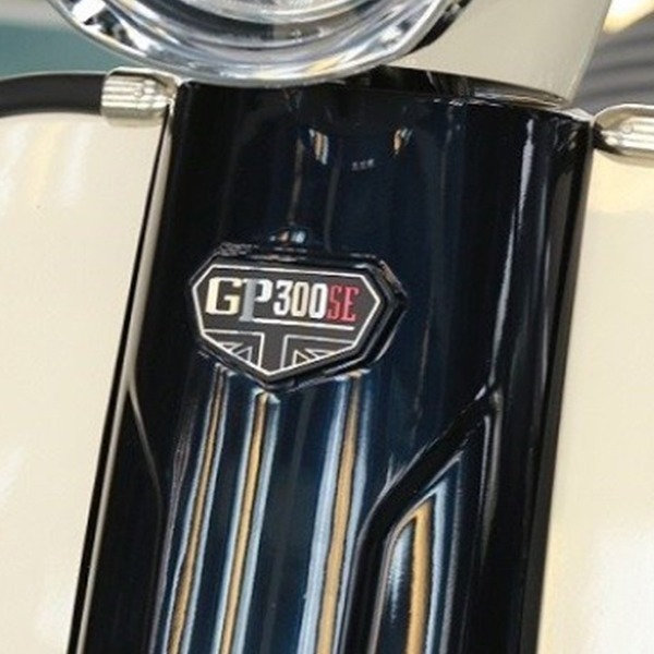 Royal Alloy Royal Alloy GP300 SE Badge